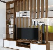 Dưới chân là kệ tủ cánh mở